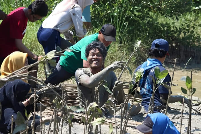 Merayakan Hari Buruh, LindungiHutan Hargai Petani Pohon Sebagai Pahlawan Hijau. Foto: viralsumsel.com