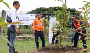 Penanaman pohon secara serentak di wilayah KAI Daop 6 Yogyakarta. Foto: viralsumsel.com