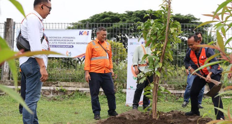 Penanaman pohon secara serentak di wilayah KAI Daop 6 Yogyakarta. Foto: viralsumsel.com