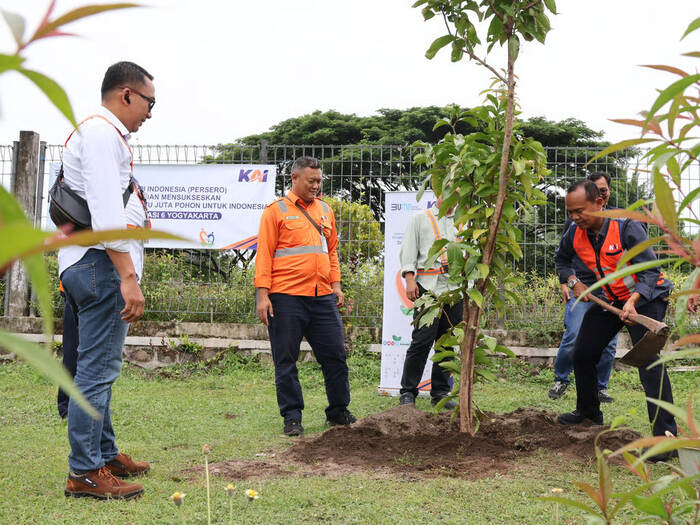 Penanaman pohon secara serentak di wilayah KAI Daop 6 Yogyakarta. Foto: viralsumsel.com