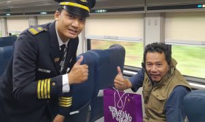 Peringati Hari Kebangkitan Nasional, KAI Daop 6 Yogyakarta Apresiasi Pelanggan Loyal KA Taksaka dengan Berbagi Merchandise Eksklusif. Foto: viralsumsel.com