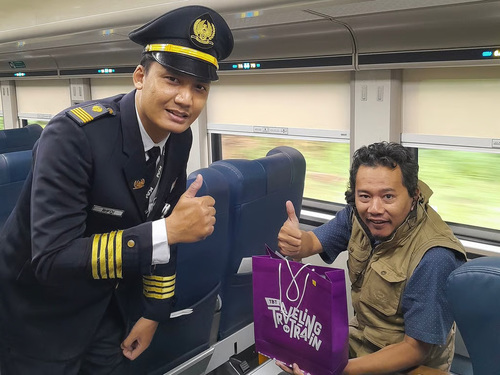 Peringati Hari Kebangkitan Nasional, KAI Daop 6 Yogyakarta Apresiasi Pelanggan Loyal KA Taksaka dengan Berbagi Merchandise Eksklusif. Foto: viralsumsel.com