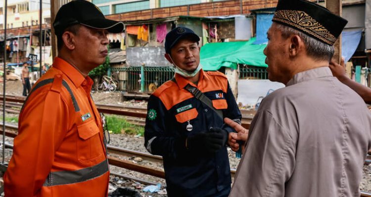 Sosialisasi Bahaya Aktivitas di Jalur Kereta Api. Foto: viralsumsel.com