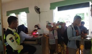 Suasana Stasiun Bojonegoro pada Libur Panjang Waisak 2025. Foto: viralsumsel.com