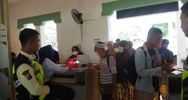 Suasana Stasiun Bojonegoro pada Libur Panjang Waisak 2025. Foto: viralsumsel.com