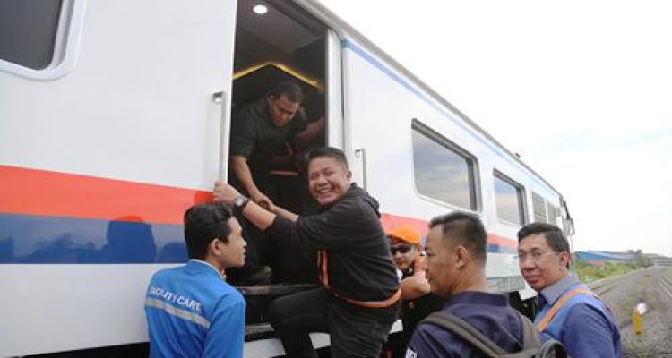 Tinjau Pembangunan Terminal Bongkar Muat Batubara Keramasan, Herman Deru : Optimis Akhir 2026 Selesai dan Awal 2027 Beroperasi. Foto : viralsumsel.com /win