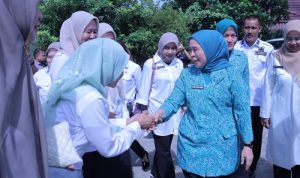TP PKK Kota Palembang Bantu Ramlan Isman, Korban Kecelakaan Kerja yang Kini Sulit Berjalan. Foto : viralsumsel.com /nto