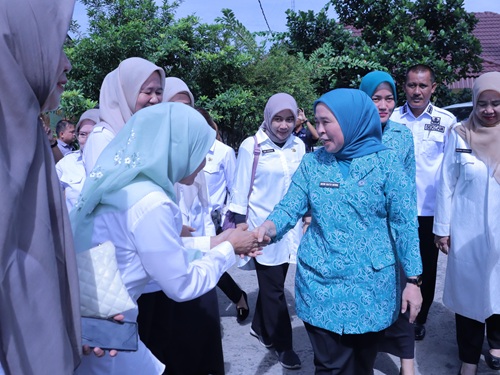 TP PKK Kota Palembang Bantu Ramlan Isman, Korban Kecelakaan Kerja yang Kini Sulit Berjalan. Foto : viralsumsel.com /nto