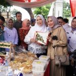 Ketua TP PKK Hj Febrita Sumsel Tinjau Pasar Murah Semarakan HUT Ke-79 Provinsi Sumsel. Foto : viralsumsel.com