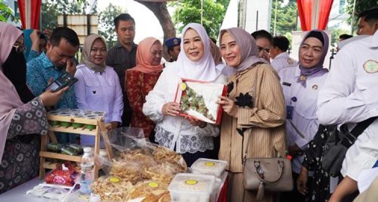Ketua TP PKK Hj Febrita Sumsel Tinjau Pasar Murah Semarakan HUT Ke-79 Provinsi Sumsel. Foto : viralsumsel.com