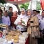 Ketua TP PKK Hj Febrita Sumsel Tinjau Pasar Murah Semarakan HUT Ke-79 Provinsi Sumsel. Foto : viralsumsel.com