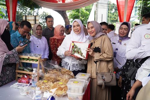 Ketua TP PKK Hj Febrita Sumsel Tinjau Pasar Murah Semarakan HUT Ke-79 Provinsi Sumsel. Foto : viralsumsel.com