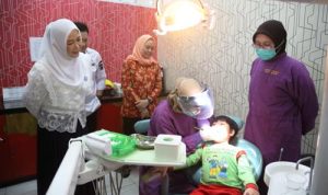 Ketua TP PKK Feby Deru Tinjau Layanan Kesehatan Gratis Meriahkan HUT Ke-79 Pemprov Sumsel . Foto : viralsumsel.com