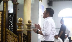 Gubernur Sumsel Herman Deru Puji Kebersihan Masjid Al-Ikmal Bukit Kecil Palembang. Foto : viralsumsel.com /win