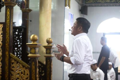 Gubernur Sumsel Herman Deru Puji Kebersihan Masjid Al-Ikmal Bukit Kecil Palembang. Foto : viralsumsel.com /win
