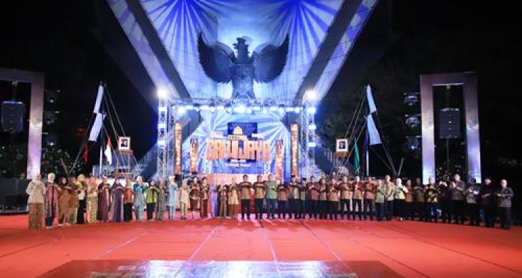 Festival Sriwijaya ke-33 Resmi Dibuka, Gubernur Sumsel Herman Deru Terima Penghargaan KEN 2024 dari Kemenparekraf RI. Foto : viralsumsel.com /win