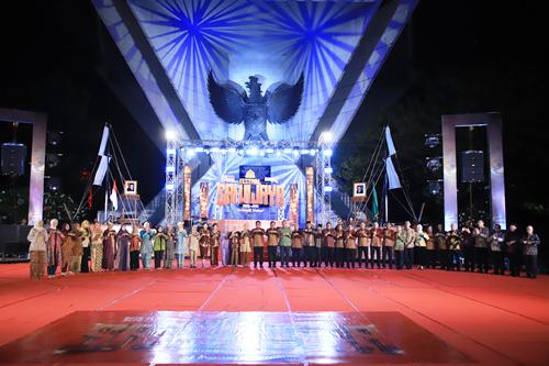 Festival Sriwijaya ke-33 Resmi Dibuka, Gubernur Sumsel Herman Deru Terima Penghargaan KEN 2024 dari Kemenparekraf RI. Foto : viralsumsel.com /win