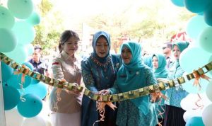 Tingkatkan Ekonomi Kreatif, Ketua TP PKK Sumsel Feby Deru Luncurkan Jumputan dan Toko PKK di Muara Enim. Foto : viralsumsel.com /win