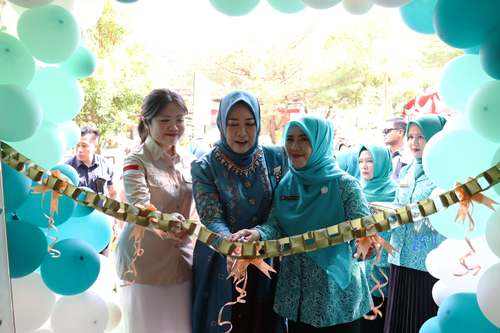 Tingkatkan Ekonomi Kreatif, Ketua TP PKK Sumsel Feby Deru Luncurkan Jumputan dan Toko PKK di Muara Enim. Foto : viralsumsel.com /win