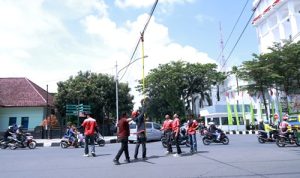 Bersama APJATEL, Pemkot Palembang Rapikan Kabel Optik Semrawut di Sepanjang Jalan Merdeka. Foto : viralsumsel.com /nto