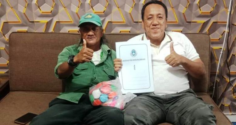 Ketua Askot PSSI Palembang M David (kanan) menyerahkan sertifikat Afiliasi PSSI kepada Pelatih Kepala SSB PSS, Subagio Yasir, di Sekretariat PSSI Palembang, Sabtu. Foto : viralsumsel.com