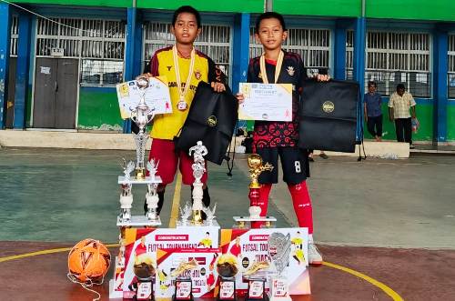 Dua Pemain Andalan SSB PSS Antar SDN 113 Palembang Juara Turnamen Futsal Antar SD se-Kota. Foto : viralsumsel.com