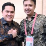 Direktur Olahraga PT Sriwijaya Optimis Mandiri (SOM), Anggoro Prajesta Bersama Ketua Umum PSSI Erick Thohir. Foto : ist