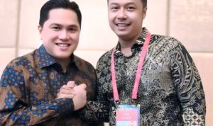 Direktur Olahraga PT Sriwijaya Optimis Mandiri (SOM), Anggoro Prajesta Bersama Ketua Umum PSSI Erick Thohir. Foto : ist