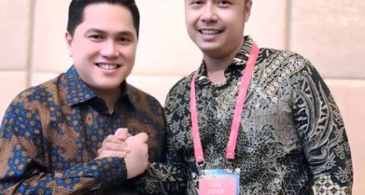 Direktur Olahraga PT Sriwijaya Optimis Mandiri (SOM), Anggoro Prajesta Bersama Ketua Umum PSSI Erick Thohir. Foto : ist
