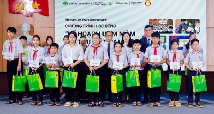 Rayakan 20 Tahun di Vietnam, Cathay United Bank Salurkan Ratusan Beasiswa untuk Pelajar Kurang Mampu Lewat Program “Elevated Tree” Foto : viralsumsel.com /prn