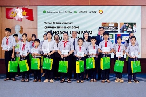 Rayakan 20 Tahun di Vietnam, Cathay United Bank Salurkan Ratusan Beasiswa untuk Pelajar Kurang Mampu Lewat Program “Elevated Tree” Foto : viralsumsel.com /prn Rayakan 20 Tahun di Vietnam, Cathay United Bank Salurkan Ratusan Beasiswa untuk Pelajar Kurang Mampu Lewat Program “Elevated Tree” Foto : viralsumsel.com /prn