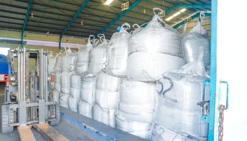 Dukung Industri Kendaraan Listrik, Pelindo Solusi Logistik Menangani Bahan Baku Produksi Baterai. Foto : viralsumsel.com Dukung Industri Kendaraan Listrik, Pelindo Solusi Logistik Menangani Bahan Baku Produksi Baterai. Foto : viralsumsel.com