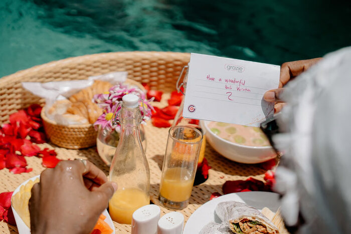 Floating Breakfast ala Grazie Bali: Sensasi Sarapan Terapung yang Instagramable dan Tak Terlupakan. Foto : viralsumsel.com