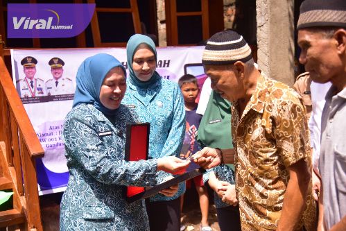 Melalui Program RDPS, TP PKK Kota Palembang Resmikan Rumah Layak Huni Milik Guntur. Foto : viralsumsel.com /nto