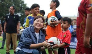 Hj Samantha Tivani HD Putri Gubernur Sumsel H Herman Deru memberikan bola secara simbolis kepada Tengku Dimar Alfiano pemain SSB Palembang Soccer Skills usia 4 tahun pada pembukaan turnamen sepak bola antar OPD Piala Gubernur di Stadion Bumi Sriwijaya, Palembang, Senin, 2 Juni 2025. Foto : viralsumsel.com /win