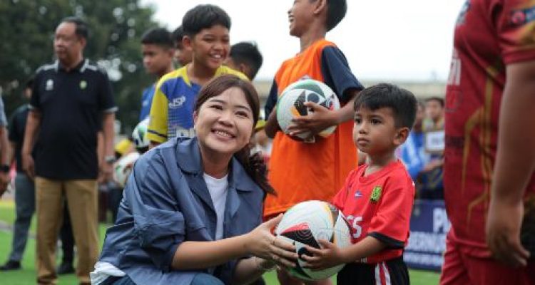 Hj Samantha Tivani HD Putri Gubernur Sumsel H Herman Deru memberikan bola secara simbolis kepada Tengku Dimar Alfiano pemain SSB Palembang Soccer Skills usia 4 tahun pada pembukaan turnamen sepak bola antar OPD Piala Gubernur di Stadion Bumi Sriwijaya, Palembang, Senin, 2 Juni 2025. Foto : viralsumsel.com /win