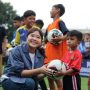 Hj Samantha Tivani HD Putri Gubernur Sumsel H Herman Deru memberikan bola secara simbolis kepada Tengku Dimar Alfiano pemain SSB Palembang Soccer Skills usia 4 tahun pada pembukaan turnamen sepak bola antar OPD Piala Gubernur di Stadion Bumi Sriwijaya, Palembang, Senin, 2 Juni 2025. Foto : viralsumsel.com /win