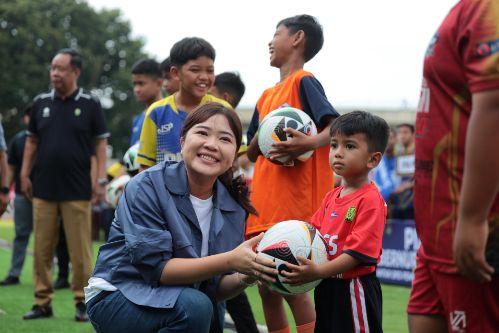 Hj Samantha Tivani HD Putri Gubernur Sumsel H Herman Deru memberikan bola secara simbolis kepada Tengku Dimar Alfiano pemain SSB Palembang Soccer Skills usia 4 tahun pada pembukaan turnamen sepak bola antar OPD Piala Gubernur di Stadion Bumi Sriwijaya, Palembang, Senin, 2 Juni 2025. Foto : viralsumsel.com /win