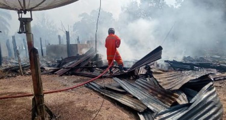 Empat Rumah Ludes Terbakar di Dawas, Respon Cepat Damkar Muba beserta Tim dan Warga Sukses Kendalikan Api. Foto : viralsumsel.com /dev