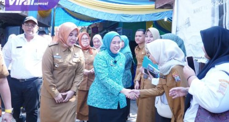 Dorong Kesadaran Kesehatan Reproduksi, Ketua PKK Palembang Dewi Sastrani Motivasi Warga Ikuti Pemeriksaan IVA Gratis di Seberang Ulu II. Foto : viralsumsel.com /nto