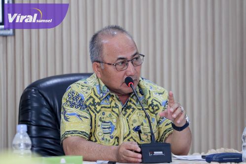 Sekda Muba Dr Apriyadi MSi di sela Pembahasan Perjanjian Kerjasama Penggunaan Kawasan Hutan Untuk Pemasangan Jaringan Listrik masuk Desa di Ruang Rapat Unglen Dinas Kehutanan Pemprov Sumsel, Selasa (3/6/2025). Foto : viralsumsel.com /dev