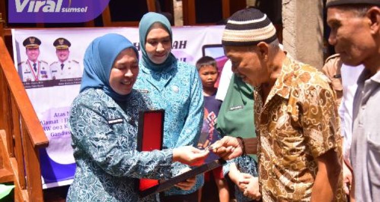 Melalui Program RDPS, TP PKK Kota Palembang Resmikan Rumah Layak Huni Milik Guntur. Foto : viralsumsel.com /nto