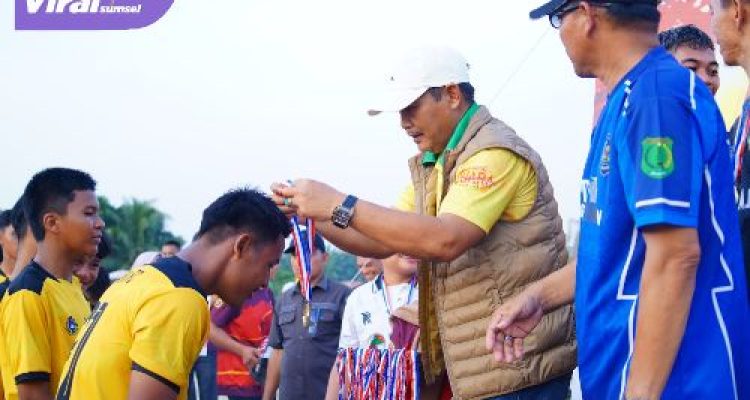 Rohman Tutup Turnamen Sepak Bola Bumi Kencana Cup 2025, Karya Maju Keluar Sebagai Juara. Foto : viralsumsel.com /dev