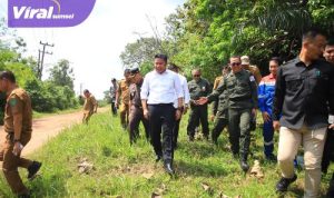 Tinjau Jalan Nigata Kota Prabumulih Gubernur Herman Deru Minta Pertamina Bangun Akses Jalan. Foto : viralsumsel.com /win