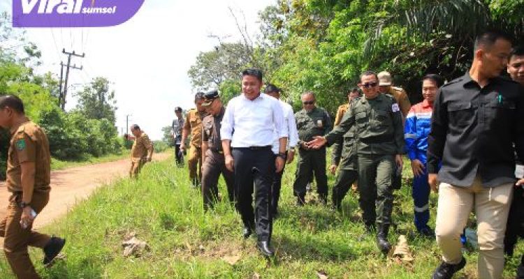 Tinjau Jalan Nigata Kota Prabumulih Gubernur Herman Deru Minta Pertamina Bangun Akses Jalan. Foto : viralsumsel.com /win