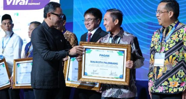 Menuju 100 Persen Air Bersih, Wali Kota Palembang Ratu Dewa Terima Penghargaan dari Perpamsi. Foto : viralsumsel.com /nto
