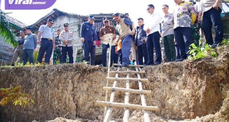 Wakil Bupati Muba Rohman Tinjau Lokasi Longsor di Sanga Desa. Foto : viralsumsel.com /dev