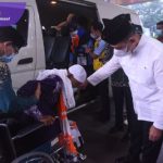 Sekda Sumsel Edward Candra Sambut Hangat Kepulangan Jemaah Haji Kloter Pertama OKU Timur. Foto : viralsumsel.com /win
