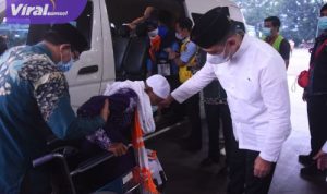 Sekda Sumsel Edward Candra Sambut Hangat Kepulangan Jemaah Haji Kloter Pertama OKU Timur. Foto : viralsumsel.com /win