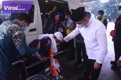Sekda Sumsel Edward Candra Sambut Hangat Kepulangan Jemaah Haji Kloter Pertama OKU Timur. Foto : viralsumsel.com /win Sekda Sumsel Edward Candra Sambut Hangat Kepulangan Jemaah Haji Kloter Pertama OKU Timur. Foto : viralsumsel.com /win